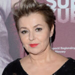 Aleksandra Konieczna w ciemnych włosach. Zdjęcia